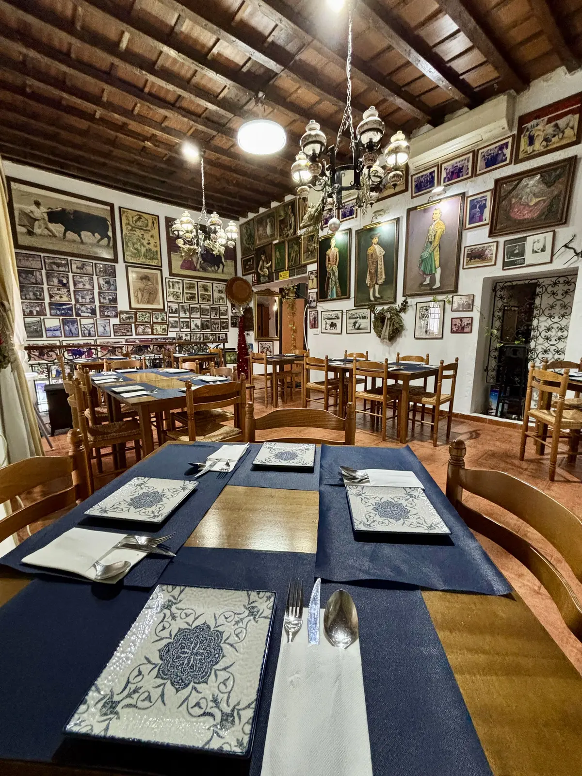 Mesa para grupos en el salón principal