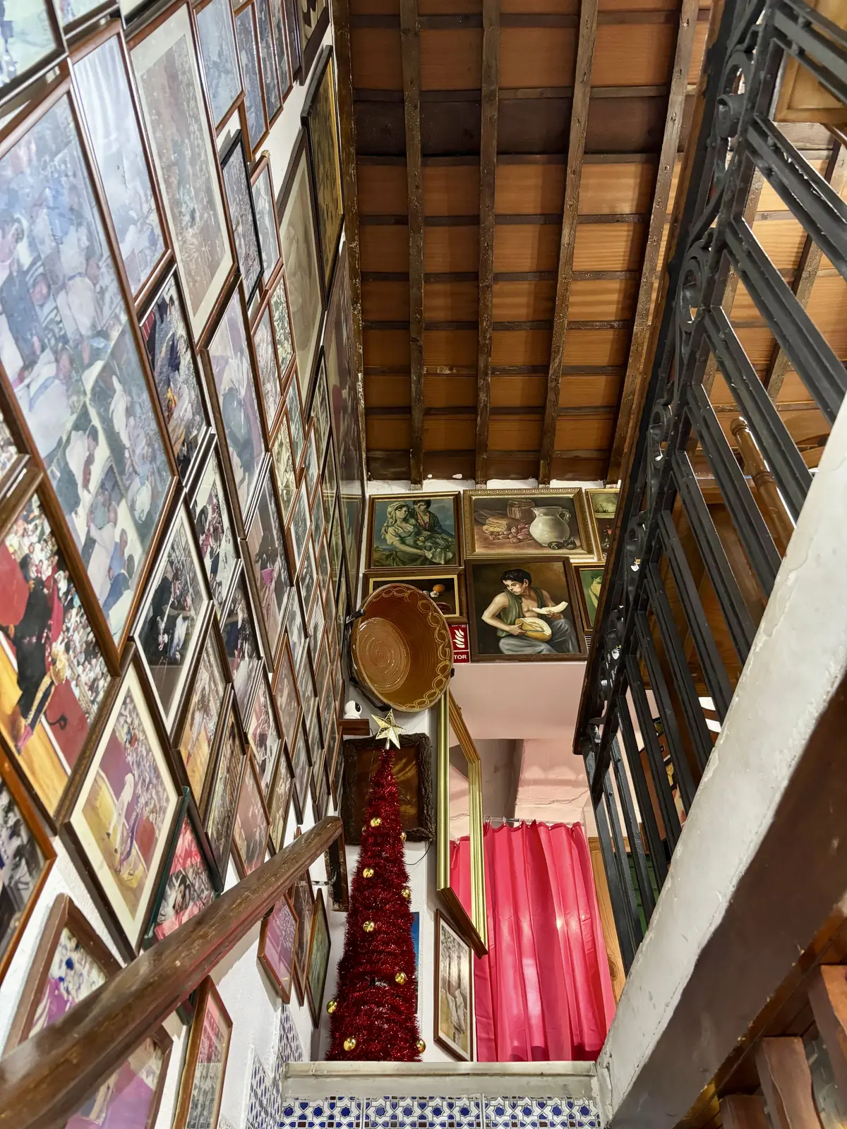 Escalera interior decorada con fotografías