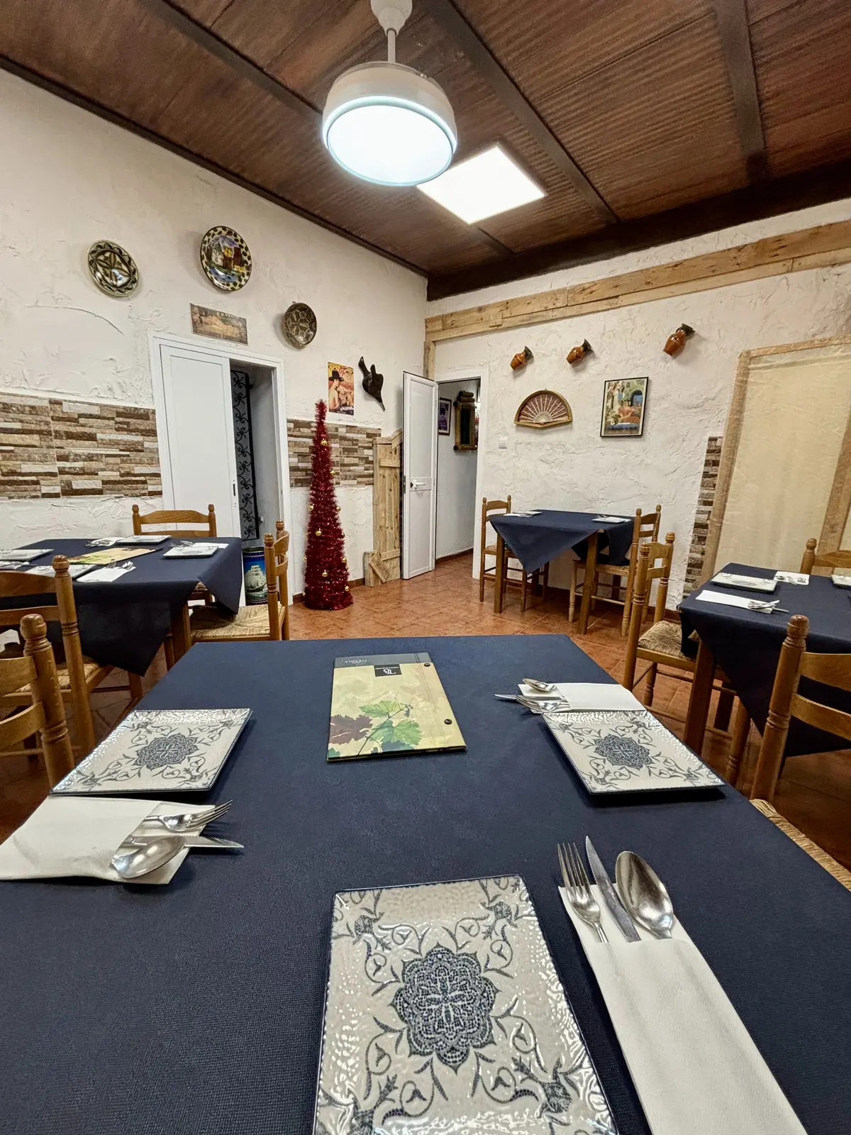 Mesa vestida en el comedor