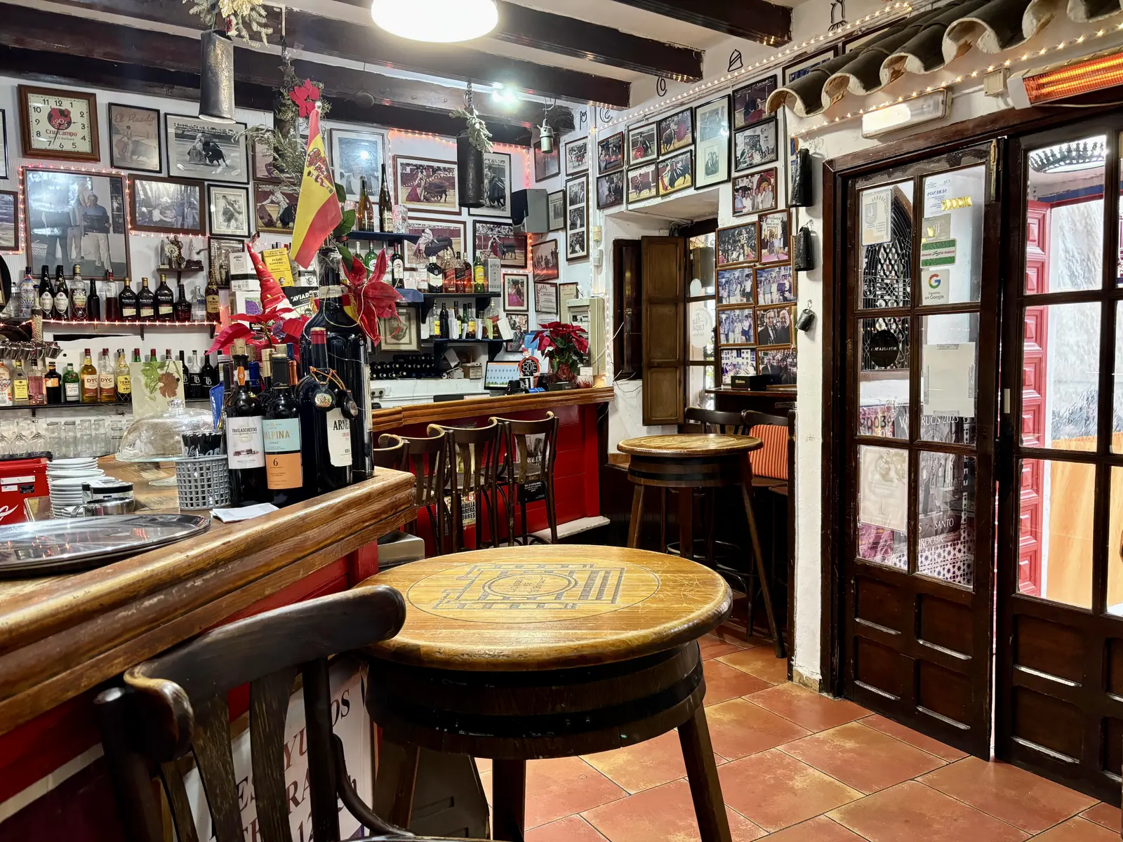 Barra tradicional decorada con fotografías