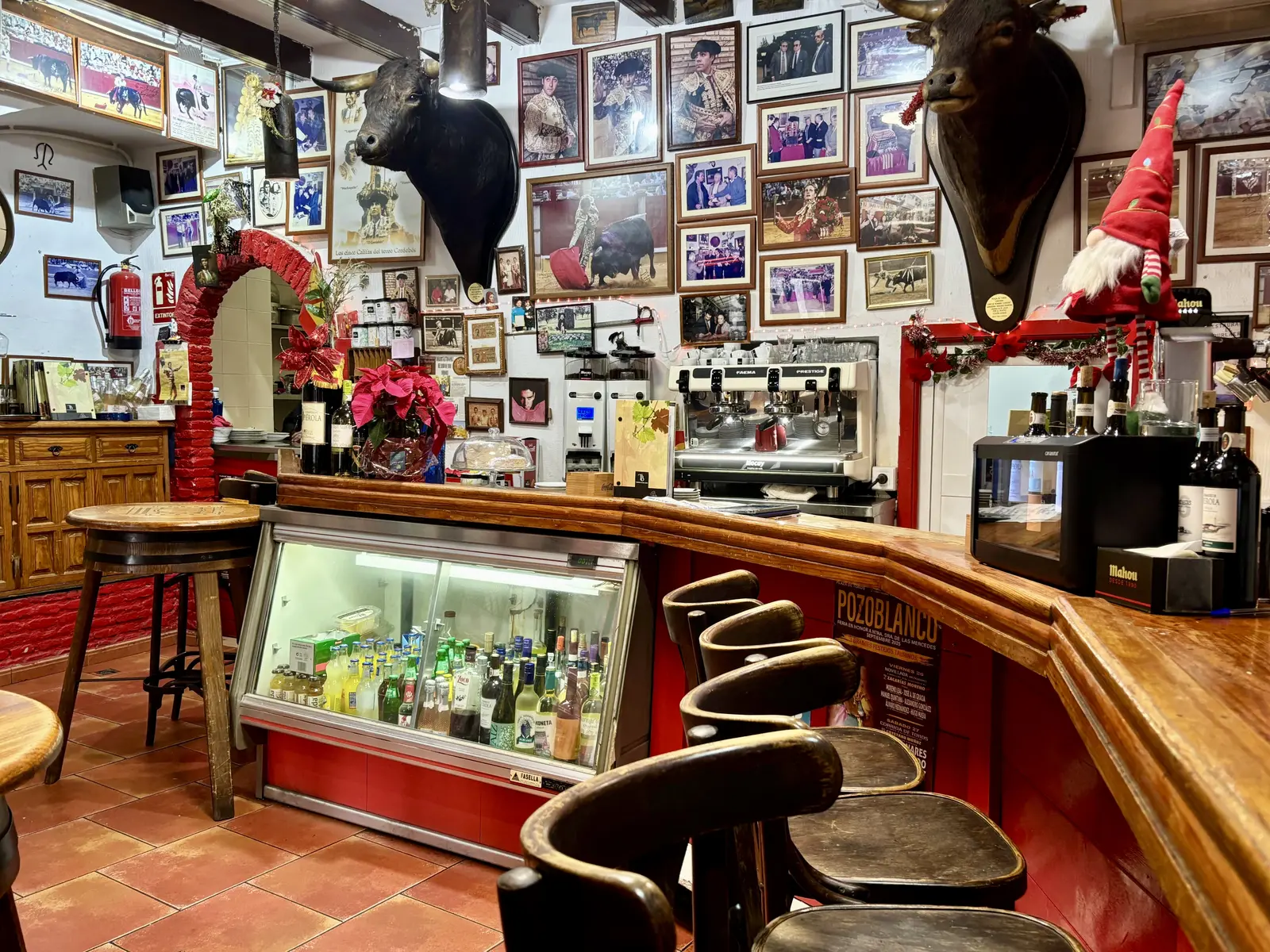 Detalle de la barra y las paredes del restaurante