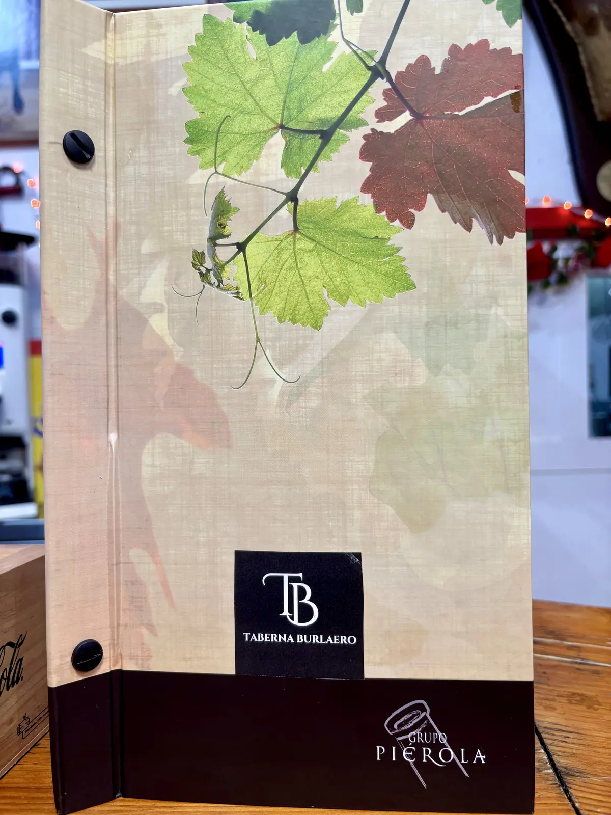 Detalle de mesa y carta de vinos