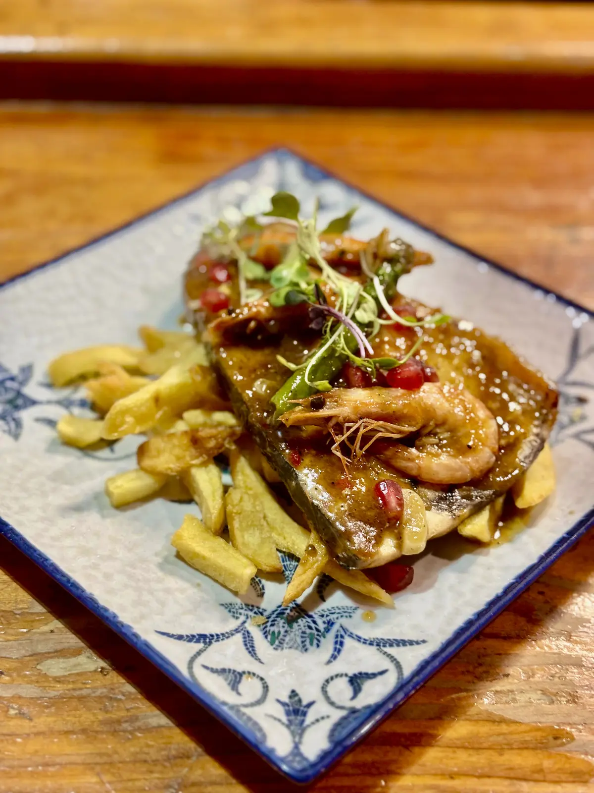 Plato de carne con patatas y salsa